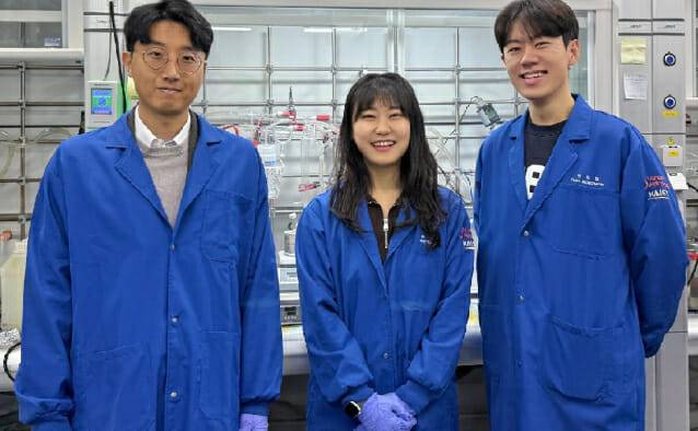 향후 LED 디스플레이 등에 쓸 수 있는 친환경 대체 소재가 KAIST 연구진에 의해 개발됐다. 왼쪽부터 조힘찬 신소재공학과 교수, 하재영 박사과정생, 연성범 석박사통합과정생.