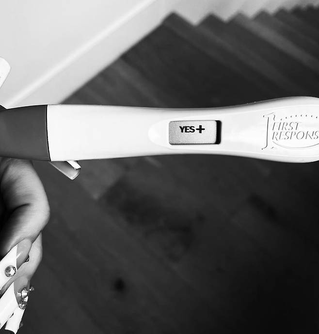 미국 배우 메간 폭스(38)가 래퍼 머신 건 켈리(34) 사이에서 아이를 임신했다고 공개했다./사진=메간 폭스 SNS