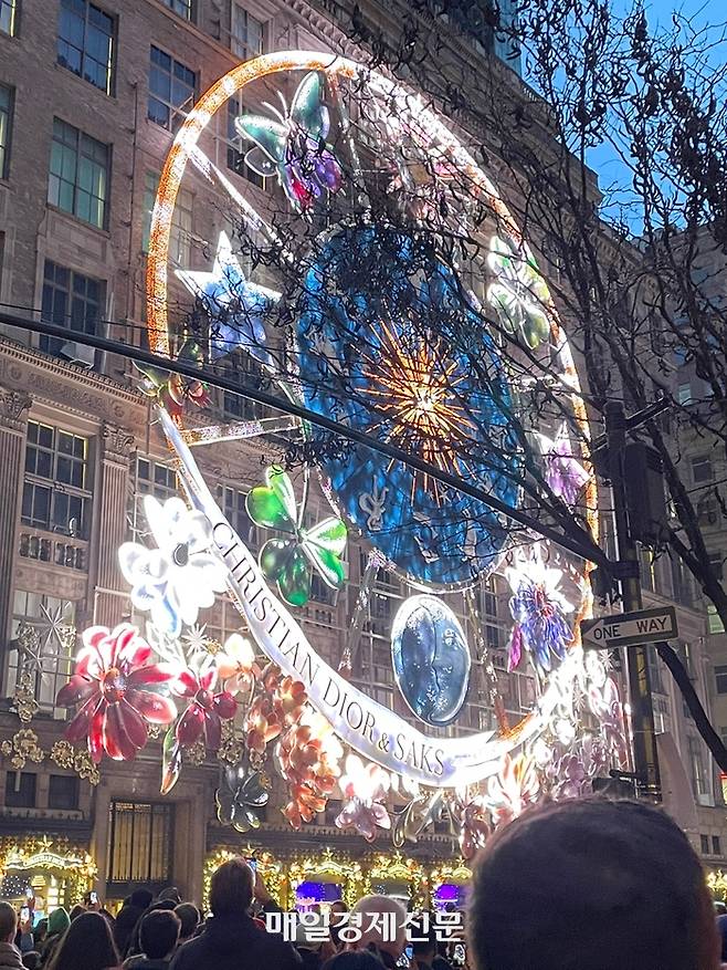 지난 2023년 12월 뉴욕 맨해튼 5번가 삭스핍스애비뉴 백화점에서 화려한 조명 쇼가 펼쳐졌다.