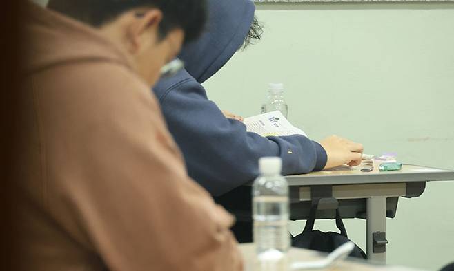 2024학년도 대학수학능력시험일인 지난 2023년 11월 16일 한 시험장에서 수험생들이 시험 시작을 기다리고 있다. 연합뉴스