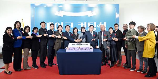 의정부시의회 김연균 의장 및 의원들 장애인종합복지관 20주년 기념식 케이크 컷팅식 기념촬영 모습(사진제공=의정부시의회)