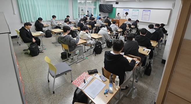 2025학년도 대학수학능력시험날인 14일 한 고등학교에서 수험생들이 시험을 앞두고 마지막 정리를 하며 시험 준비를 하고 있다. /뉴스1