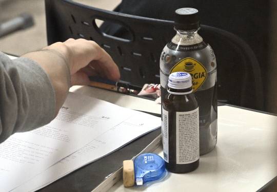 2025학년도 대학수학능력시험(수능)이 치러진 14일 오전 대전 서구 만년고등학교에서 시험공부 중인 한 수험생의 책상에 커피와 자양강장제가 놓여있다. 김영태 기자