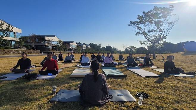 ‘비우는 제주’라는 주제로 본태박물관에서 진행 중인 팀장 인센티브투어. 참가자들은 도슨트 테라피, 잔디 요가, 싱잉볼명상테라피 등을 통해 공간이 주는 울림 속에서 비움을 체험하는 기회를 가질 수 있었다. (본태박물관 제공)