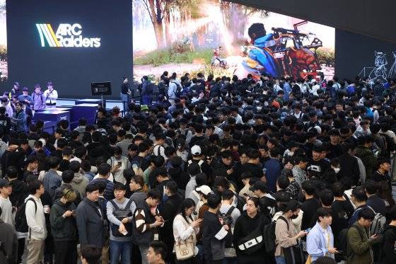 14일 부산 벡스코(BEXCO)에서 개막한 국내 최대 게임전시회 '지스타 2024' 현장이 관람객들로 붐비고 있다. 올해로 20주년을 맞은 지스타는 17일까지 나흘간 진행된다. 연합뉴스