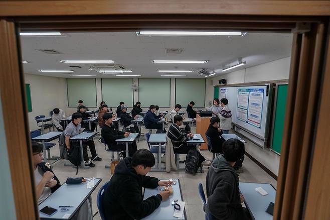 2025학년도 대학수학능력시험일인 14일 서울 종로구 경복고등학교에서 수험생들이 시험 시작을 기다리고 있다. 사진공동취재단