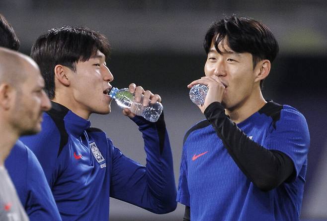 ▲ 11회 연속 월드컵 본선 진출에 도전하는 한국 축구대표팀의 주장 손흥민과 공격수 배준호가 13일 오후(현지시간) 쿠웨이트 자베르 알 아흐메드 국제 경기장에서 열린 2026 북중미 월드컵 아시아지역 3차 예선 B조 5차전 공식 훈련 도중 물을 마시다 대화하고 있다. ⓒ연합뉴스