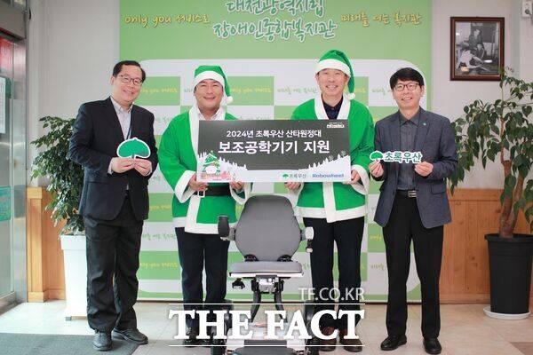 유지곤 카이로보틱스 대표(사진 왼쪽 두번 째)가 보조공학기기인 자동접이식 전동스쿠터 ‘로보휠’을 초록우산 대전지역본부에 14일 기증했다. / 초록우산 대전지역본부