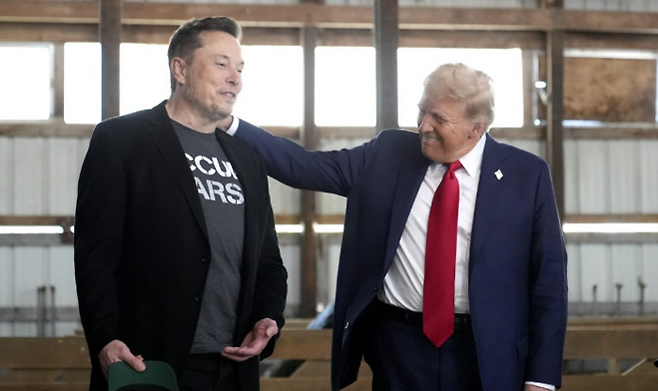 일론 머스크 테슬라 최고경영자(CEO)와 트럼프 당선인. 사진=AP 연합뉴스