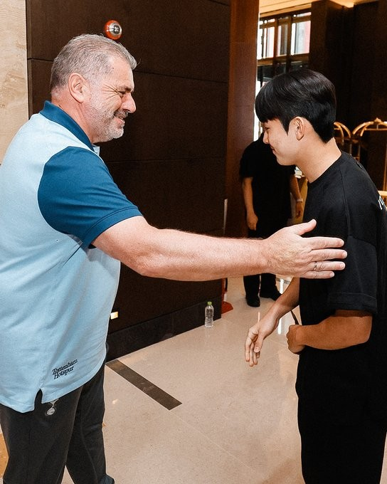사진=토트넘. 토트넘 홋스퍼 현지 기자가 양민혁의 조기 합류에 대한 견해를 내놨다. 토트넘 소식에 정통한 알레스데어 골드 기자는 “양민혁은 1월에 엔제 포스테코글루 감독의 경기 명단에 곧장 포함되기보단 새로운 클럽, 리그, 국가, 문화를 만나면서 토트넘과 프리미어리그 생활에 적응하기 위해 신중한 관리를 받을 것이다”고 전달했다.