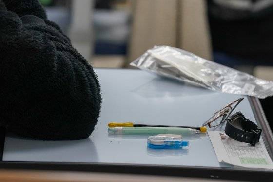 2025학년도 대학수학능력시험일인 14일 수험생 책상 위에 놓인 '맑은 옥색' 샤프. 사진공동취재단