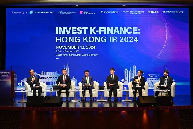 국내 금융회사 대표단이 이복현 금융감독원장과 함께 지난 13일 홍콩 그랜드하얏트호텔에서 열린 투자설명회(IR) 행사에서 해외 투자자들의 질문에 답하고 있다. 사진 왼쪽부터 이수용 칼라일 아태지역 대표, 김성환 한국투자증권 사장, 함영주 하나금융지주 회장, 이복현 금융감독원장, 진옥동 신한금융지주 회장, 원종규 코리안리재보험 대표. /사진 금융감독원