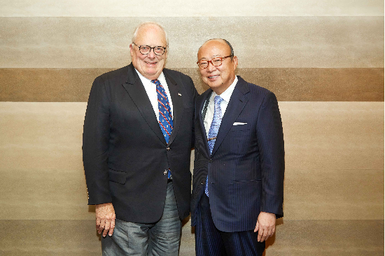 재계 대표적인 미국통 김승연 한화그룹 회장은 에드윈 퓰너 헤리티지재단 창립자와 오랜 인연을 이어온 것으로 잘 알려져 있다. 에드윈 퓰너 헤리티지재단 창립자(왼쪽)와 김승연 한화그룹 회장(오른쪽). (한화그룹 제공)