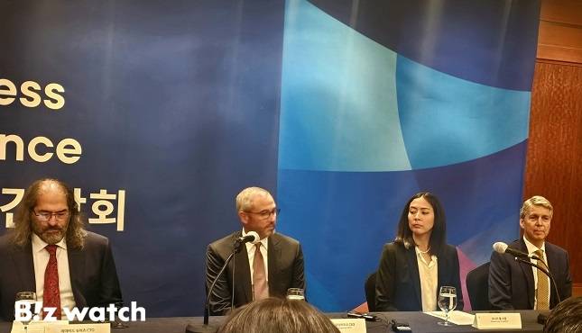 지난 9월 방한한 리플랩스 임원들이 기자간담회에서 질문에 답하고 있다. (왼쪽부터)데이비드 슈워츠 CTO(최고기술책임자), 브래드 갈링하우스 CEO(최고경영자), 모니카 롱 사장, 에릭 반 밀텐버그 수석부사장. /사진=비즈워치