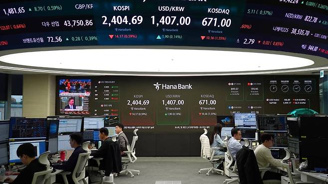 지난 15일 오전 서울 중구 하나은행 본점 딜링룸에서 외환딜러들이 업무를 보고 있다. /김태호 기자