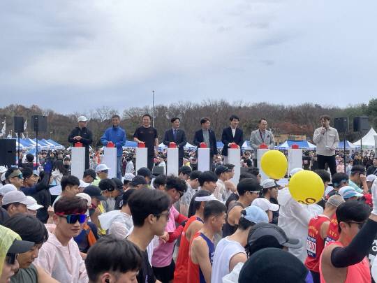 17일 천안 독립기념관에서 열린 제21회 천안유관순평화마라톤대회에서 (단상 오른쪽부터)박상돈 천안시장과 한남교 천안시체육회장, 이재관 국회의원, 이정문 국회의원, 류제국 천안시회 부의장, 박도훈 천안시육상연맹 회장, 김정규 대전일보 천안아산취재본부장이 출발을 알리는 시총버튼을 누르고 있다. 박하늘 기자