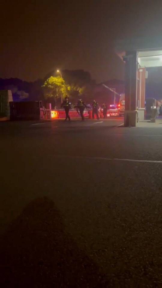 중국 장쑤성 이싱시의 공안들이 16일 오후 칼부림 사건이 발생한 우시공예직업기술학원에 진입하는 모습이 담긴 영상이 SNS에 돌고 있다. 로이터연합뉴스