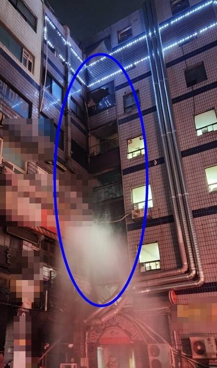 17일 새벽 3시 38분 경기도 안산시 소재 6층 짜리 상가건물에서 발생한 화재 현장. 불이 난 건물 외벽의 유리 창문이 모두 깨져있다. 안산소방서 소속 119구조대 박홍규(소방위) 3팀장은 인명 구조를 위해 유리창을 깨면서 건물 5∼6층에 있는 모텔로 올라가 투숙객들을 구조했다. 소방재난본부