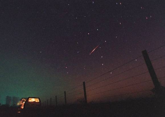 2001년 11월 18일 일요일 이른 아침, 휴스턴 북서쪽 워싱턴 카운티의 비포장 도로에 멈춰 선 별지기 차 위로 상공을 가로지르는 사자자리 유성우. / 사진=Smiley N. Pool