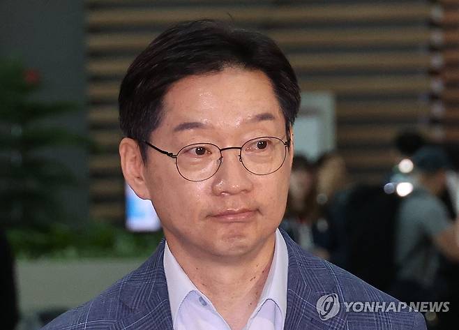출국하는 김경수 전 지사 (영종도=연합뉴스) 한상균 기자 = 출국하는 김경수 전 경남도지사가 14일 인천공항에서 이동하고 있다. 영국에서 유학 중인 김 전 지사는 노무현 전 대통령 추도식 참석을 위해 잠시 귀국했다. 2024.6.14 xyz@yna.co.kr