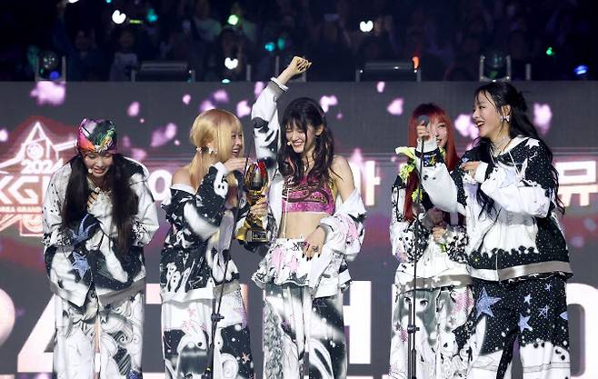 그룹 뉴진스가 16일 인천 중구 운서동 인스파이어 아레나에서 열린 ‘제1회 코리아 그랜드 뮤직 어워즈’(KGMA) 첫날 아티스트 데이에서 ‘2024 그랜드 아티스트상’을 수상하고 기뻐하고 있다.(사진=KGMA 특별취재반)