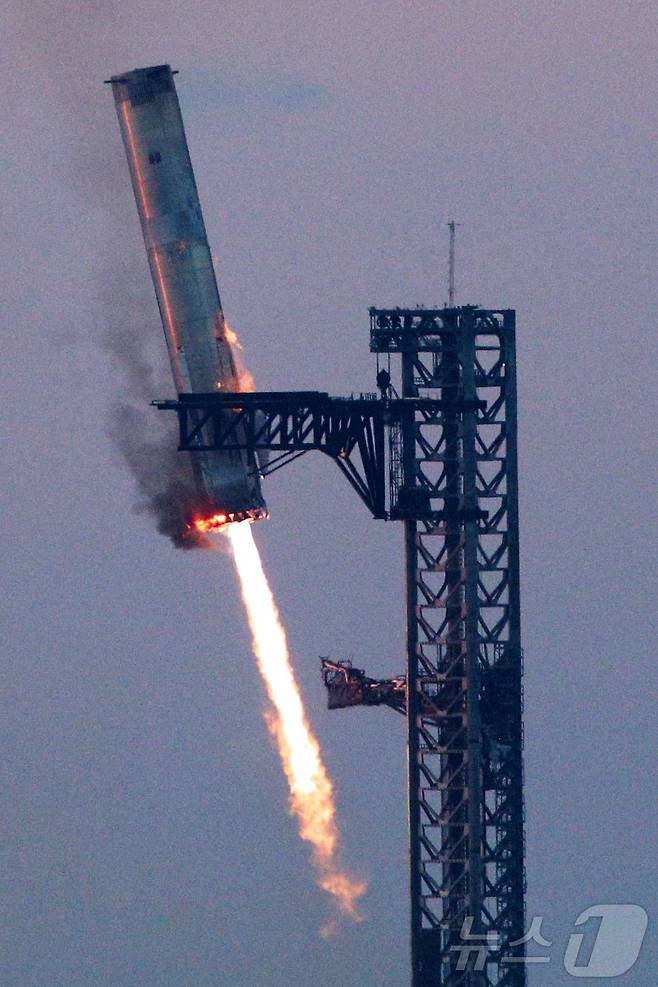 지난달 13일 (현지시간) 스페이스X의 차세대 우주선 스타십이 텍사스주 보카치카 해변의 우주발사시설 스타베이스서 다섯 번째 시험 발사에 성공해 슈퍼헤비가 수직 착륙을 하고 있다. 2024.10.14 ⓒ 로이터=뉴스1 ⓒ News1 우동명 기자