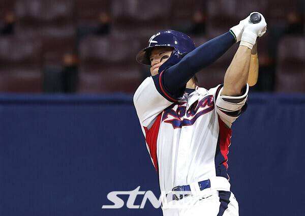 6일 서울 구로구 고척스카이돔에서 2024 WBSC 프리미어12를 앞두고 열린 한국 야구대표팀과 상무의 연습경기, 8회말 2사 1루 상황 대표팀 김도영이 타격하고 있다. 사진┃뉴시스