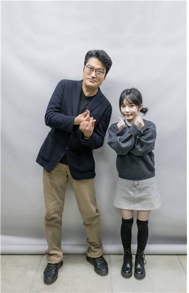 디지털타임스 편집국에 위치한 유튜브 스튜디오에서 광운대 OTT미디어 전공 이희대 교수(왼쪽)와 아담하고 귀여운 용모와 말투로 인기를 끌고 최근 버추얼 캐릭터로도 변화를 시도중인 인기 인플루언서 '쏘대장'이 '희대의 NOW 구독중' 인터뷰를 마치고 기념촬영을 하고 있다. 박동욱 기자 fufus@dt.co.kr