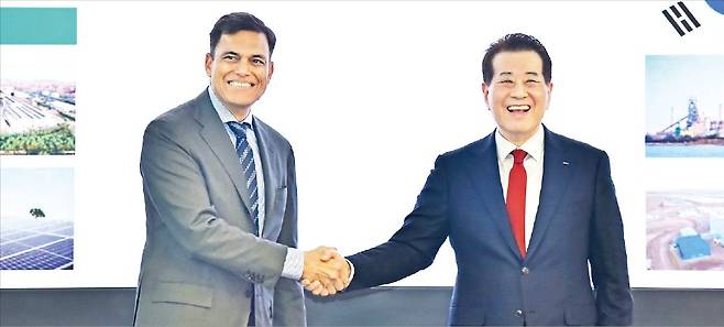 장인화 포스코그룹 회장(오른쪽)이 인도 JSW그룹과 사업 협력을 위한 업무협약(MOU)을 맺었다. 포스코홀딩스 제공