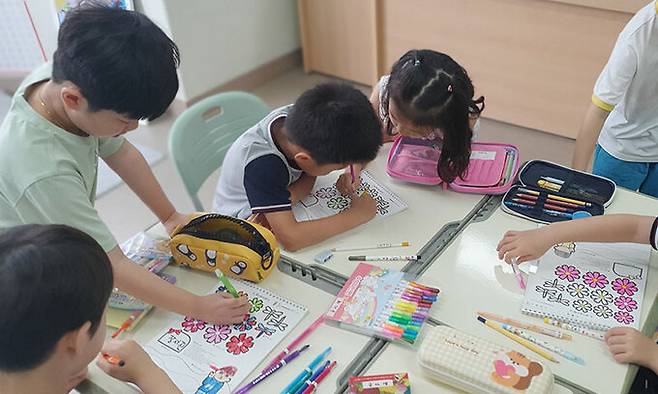 한국교원대부설유치원 만5세반 어린이들이 2024년 9월 한국교원대부설월곡초를 찾아 1학년들과 함께 수업을 하고 있다. 한국교원대부설유치원 제공