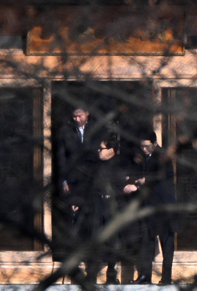 19일 오전 경기도 용인 호암미술관 인근 선영에서 열린 호암 이병철 삼성 창업회장 37주기 추도식에 이재현 CJ그룹 회장, 이경후 CJ ENM 브랜드전략실장, 이선호 CJ제일제당 식품성장추진실 실장이 참석해 있다.