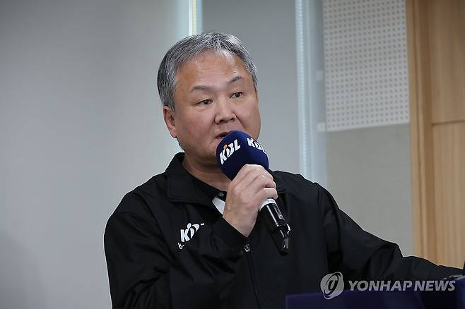취재진 질문에 답변하는 유재학 경기본부장 (서울=연합뉴스) 이정훈 기자 = 유재학 KBL 경기본부장이 19일 서울 강남구 KBL 센터에서 열린 KBL-미디어 소통간담회에서 몸싸움에 관대한 판정을 일컫는 '하드 콜' 등 심판 판정과 관련한 취재진의 질문에 답하고 있다. 2024.11.19 uwg806@yna.co.kr