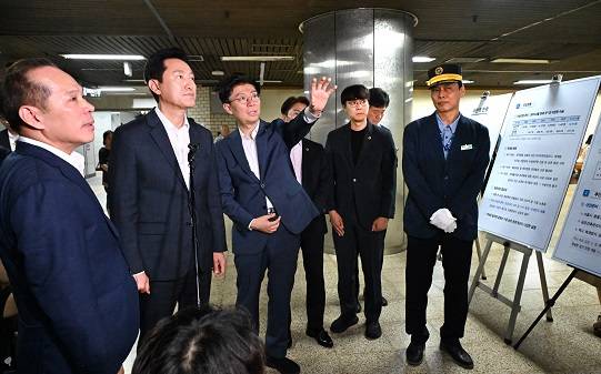 지난 7월 아현역을 찾은 오세훈 서울시장과 조정훈 국민의힘 의원(출처 : 서울시)