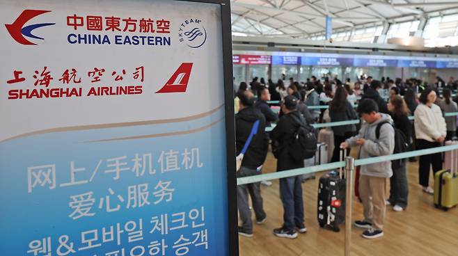 중국의 한국인 무비자 입국이 시행된 8일 오전 인천 중구 인천국제공항 1터미널 중국 항공사 체크인 카운터에 관광객이 줄을 서고 있다. /뉴스1
