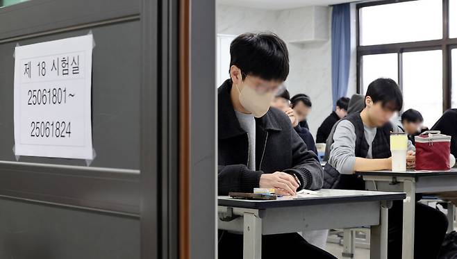 2025학년도 수능이 실시된 지난 14일 오전 인천 동구 동산고등학교에서 수험생들이 시험 시작을 기다리고 있다. 연합뉴스