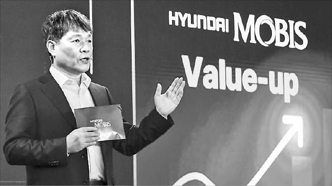 이규석 현대모비스 사장이 19일 서울 여의도 페어몬트호텔에서 열린 ‘2024 CEO 인베스터 데이’ 발표자로 나서 사업 방향과 전략을 설명하고 있다. 현대모비스 제공