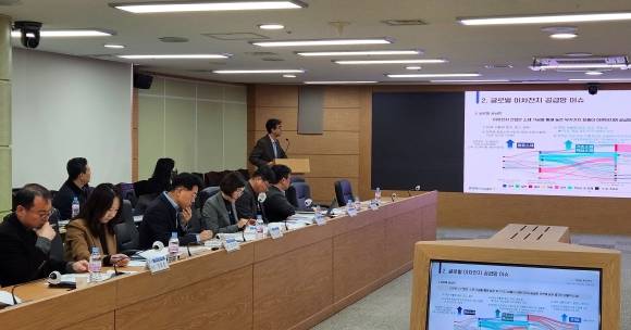 전남도가 20일 도청에서 이차전지 소부장 특화단지 지정을 위한 연구용역 최종보고회를 하고 있다.