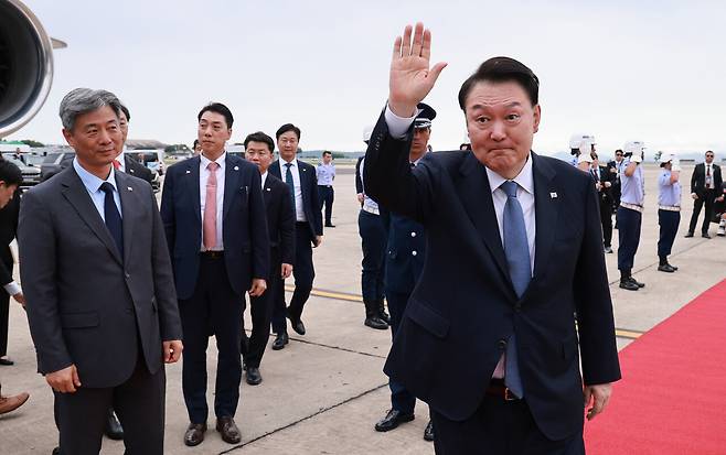 윤석열 대통령이 11월20일(현지시간) 31차 아시아태평양경제협력체(APEC) 및 19차 주요 20개국(G20) 정상회의 일정을 마치고 브라질 리우데자네이루 갈레앙 공군기지에서 귀국하며 환송 인사들에게 손을 흔들고 있다. 왼쪽은 최영한 주브라질 대사. ⓒ연합뉴스