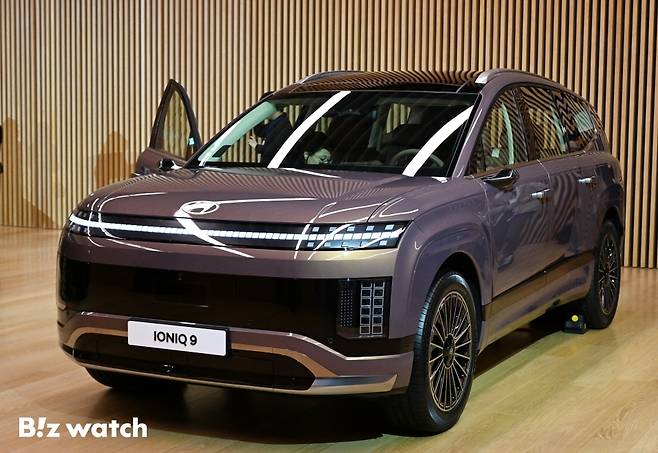 현대자동차가 21일 목요일 미국 로스앤젤레스 골드스테인 하우스에서 전동화 SUV '아이오닉 9'을 세계 최초로 공개한 가운데 경기 고양시 일산서구 킨텍스로 현대모터스튜디오 고양에서 아이오닉9 미디어갤러리가 진행되고 있다./사진=이명근 기자 qwe123@