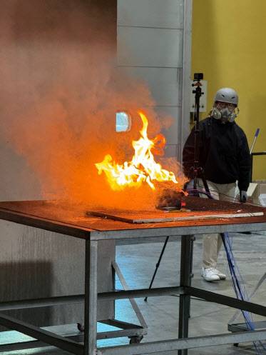 나용운 국립소방연구원 연구사가 전기차 배터리 모듈에서 발생되는 열량을 측정하기 위해 화재 실험을 하고 있다. (사진=소방청)