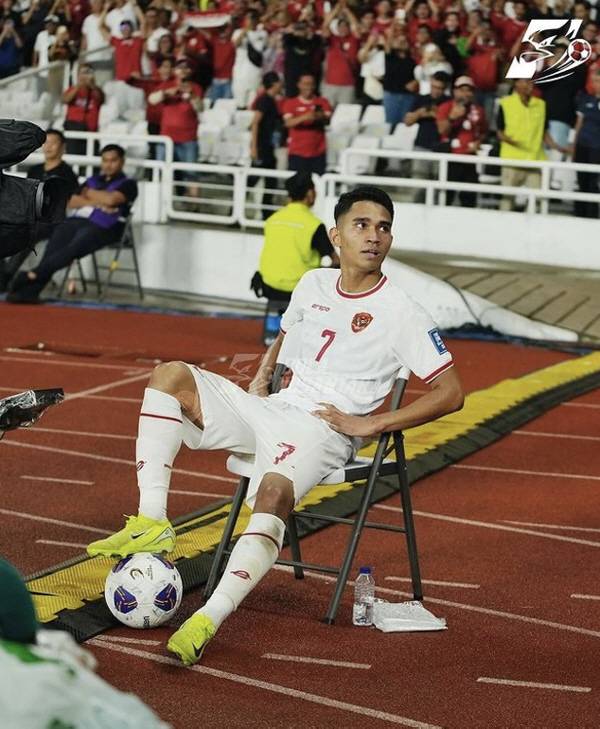 인도네시아 에이스 마르셀리노가 19일 사우디아라비아전에서 두 번째 골을 터뜨린 뒤 의자에 앉아 세리머니를 펼치고 있다. 신태용 감독이 이끄는 인도네시아는 사우디를 2대0으로 꺾고 월드컵 최종예선 사상 처음으로 승리하는 '자카르타의 기적'을 연출했다. 출처=시시아골 SNS