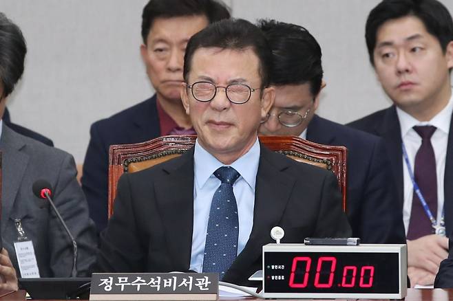 홍철호 대통령실 정무수석이 19일 오후 서울 여의도 국회에서 열린 운영위원회 전체회의에 출석, 질의를 듣는 도중 피곤한듯 눈을 찡그리고 있다. 2024.11.19. 뉴스1