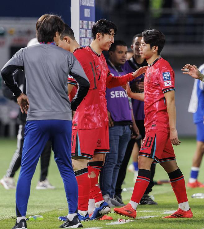 손흥민과 이강인의 승리 자축법은?
(쿠웨이트시티=연합뉴스) 황광모 기자 = 14일 오후(현지시간) 쿠웨이트 자베르 알 아흐메드 국제 경기장에서 열린 2026 북중미 월드컵 아시아지역 3차 예선 B조 5차전 한국과 쿠웨이트의 경기.
한국 축구대표팀의 손흥민이 경기를 마친 이강인을 바라보며 격려하고 있다. 2024.11.15