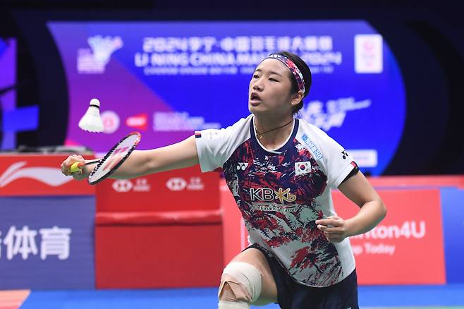 (241119) -- SHENZHEN, Nov. 19, 2024 (Xinhua) -- An Se Young of South Korea hits a return during the women's singles round 1 match against Ratchanok Intanon of Thailand at the China Masters 2024 in Shenzhen, south China's Guangdong Province, Nov. 19, 2024. (Xinhua/Liang Xu)<저작권자(c) 연합뉴스, 무단 전재-재배포, AI 학습 및 활용 금지>