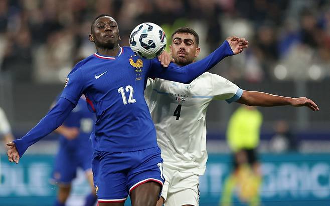 Soccer Football - Nations League - Group Stage - France v Israel - Stade de France, Saint-Denis, France - November 14, 2024 France's Randal Kolo Muani in action with Israel's Raz Shlomo REUTERS/Gonzalo Fuentes<저작권자(c) 연합뉴스, 무단 전재-재배포, AI 학습 및 활용 금지>