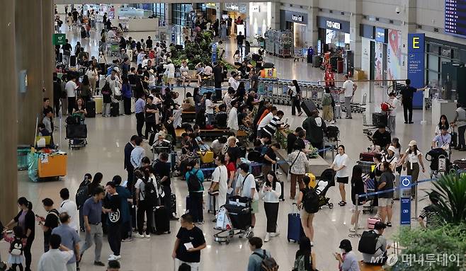 지난 9월 18일 오후 인천국제공항 제1터미널 입국장이 해외 여행에서 돌아오는 여행객들로 붐비고 있다./사진=뉴스1 /사진=(인천=뉴스1) 김진환 기자