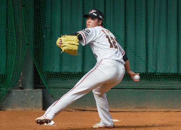 정우주가 일본 미야자키 마무리 캠프에서 투구하고 있다. 한화 이글스 SNS 캡처