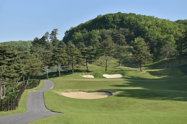 MBK파트너스는 최근 골프존카운티 자회사 지씨사천을 통해 이글몬트CC를 보유한 히든팰리스 주식 100%를 인수하는 계약을 체결했다. /이글몬트CC