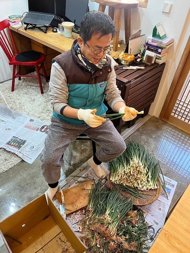 김장 날엔 남편이 온갖 심부름을 도맡아 한다. 특히 쪽파를 매우 잘 다듬는다. /윤혜자 제공