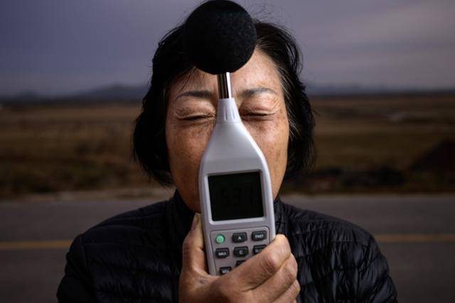 당산리 주민 김옥순(65)씨가 손주들을 등교시킨 직후 카메라 앞에 섰다. 김씨는 딸 안미희(37)씨 가족과 9년째 함께 살고 있다. 그는 지난 몇 달간 소음 스트레스를 경험한 뒤로 딸네에게 이사를 권하고 있다. 김씨는 "할머니, 할아버지만 이 지옥에 두고 우리끼리 떠날 수 없다"라고 말하는 손주들의 말을 들을 때마다 "3대가 함께 집짓고 사는 천국 같았던 일상이 지옥으로 변했음을 실감한다"라고 말했다. 강화=하상윤 기자